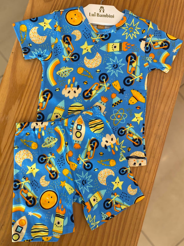 CONJUNTO PIJAMA MANGA CURTA COM BERMUDA MOTOS FOGUETES  E PLANETAS MENINO UP BABY