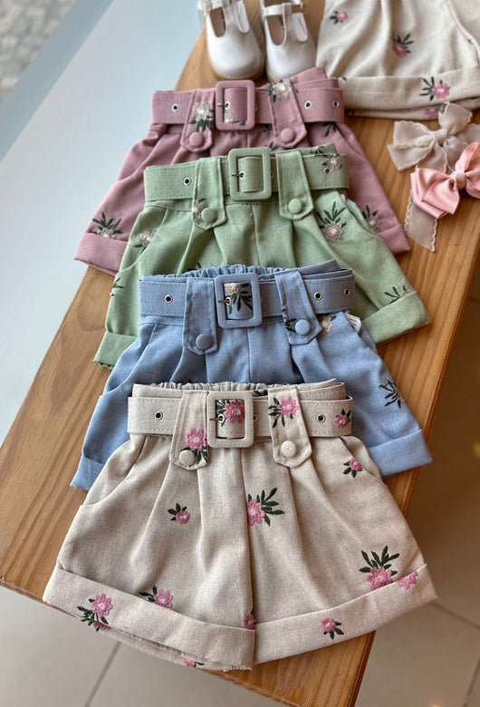 SHORT EM LINHO COM BARRA DOBRADA E CINTO FLORES BORDADAS MENINA LUI BAMBINI