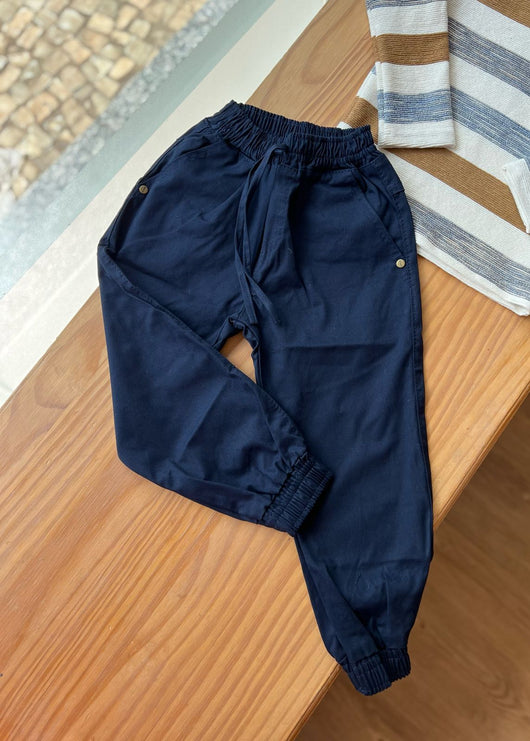 CALÇA JOGGER EM SARJA COM BOLSOS E CORDÃO DECORATIVO MENINO LUI BAMBINI