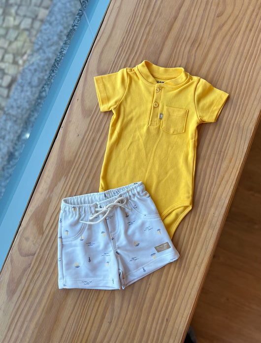 CONJUNTO BODY BATA MANGA CURTA COM BOLSO E BERMUDA BARCOS A VELA MENINO ONDA MARINHA