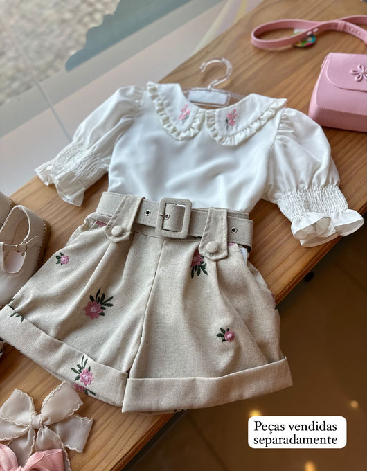 SHORT EM LINHO COM BARRA DOBRADA E CINTO FLORES BORDADAS MENINA LUI BAMBINI