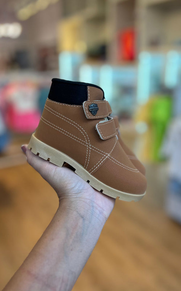 BOTA CASUAL CANO ALTO COM DUPLO VELCRO EMBLEMA MENINO PIMPOLHO