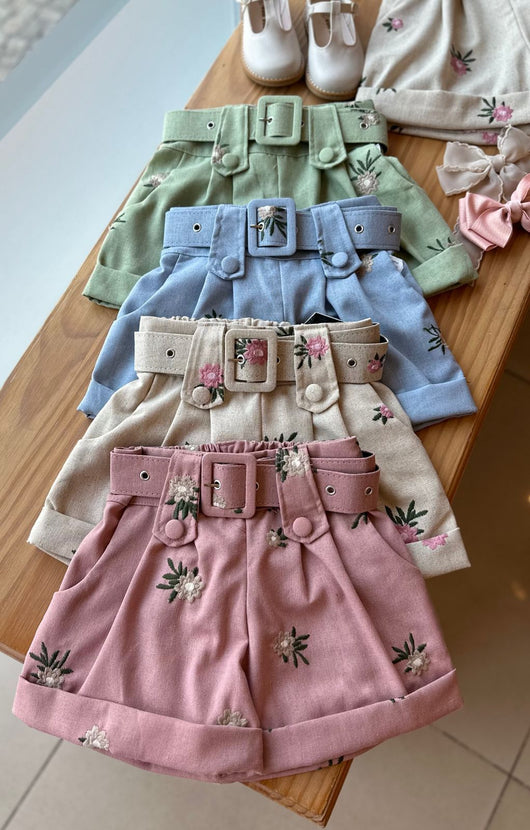 SHORT EM LINHO COM BARRA DOBRADA E CINTO FLORES BORDADAS MENINA LUI BAMBINI