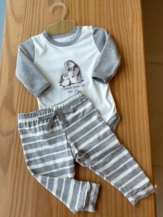 CONJUNTO BODY MANGA LONGA E CALCA PE REVERSIVEL PINGUINS MENINO GROW UP