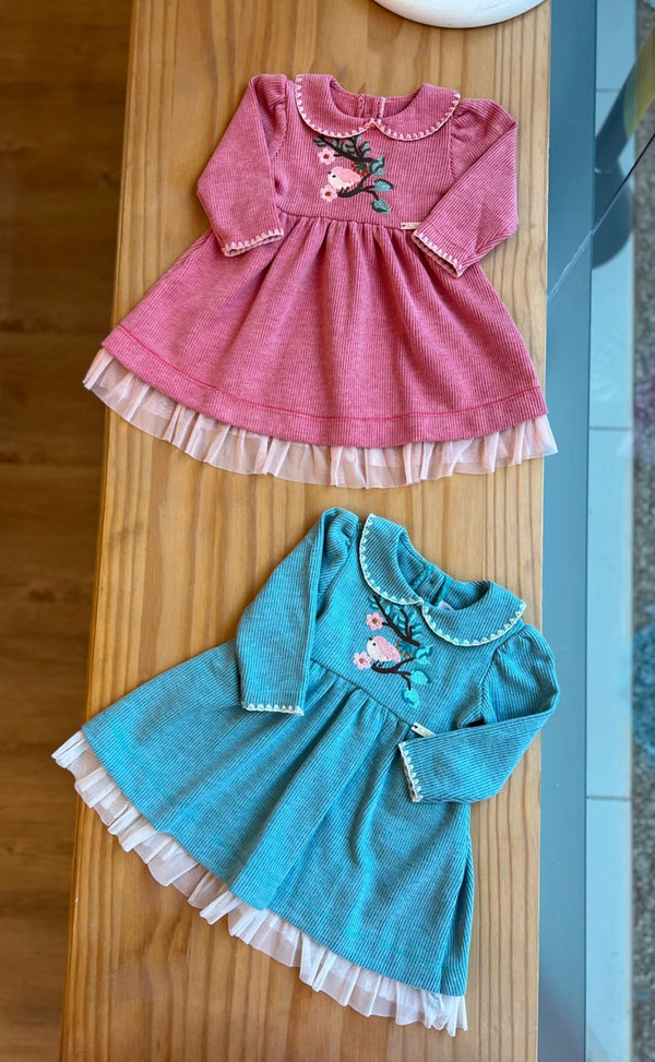 VESTIDO MANGA LONGA RENDAS E BABADOS COM BORDADO FLORAL E PÁSSARO MENINA KIKI XODO