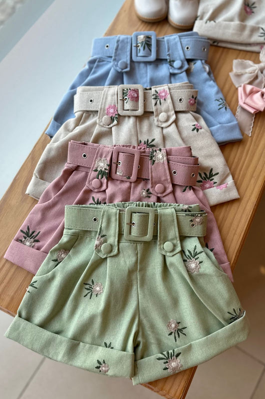 SHORT EM LINHO COM BARRA DOBRADA E CINTO FLORES BORDADAS MENINA LUI BAMBINI