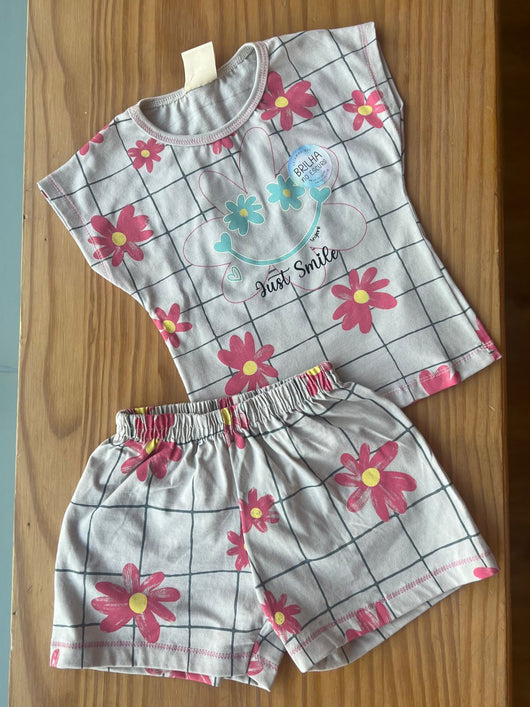 CONJUNTO PIJAMA BLUSA MANGA CURTA FLORES FELIZES E SHORT FLORAL MENINA ANGERÔ