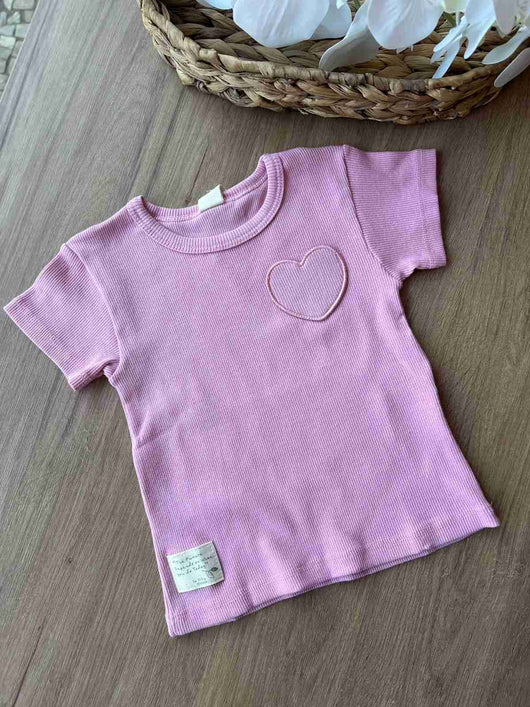 BLUSA MANGA CURTA RIBANA COM BOLSO CORAÇÃO BORDADO MENINA UP BABY