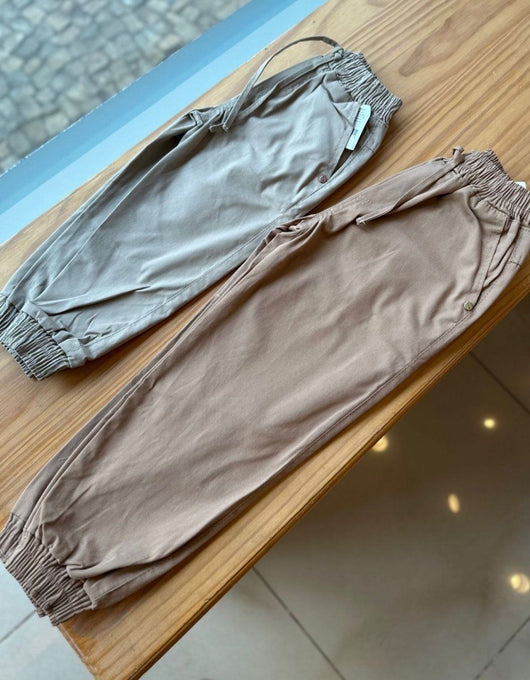 CALÇA JOGGER EM SARJA COM BOLSOS E CORDÃO DECORATIVO MENINO LUI BAMBINI