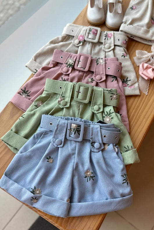 SHORT EM LINHO COM BARRA DOBRADA E CINTO FLORES BORDADAS MENINA LUI BAMBINI