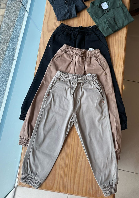 CALÇA JOGGER EM SARJA COM BOLSOS E CORDÃO DECORATIVO MENINO LUI BAMBINI