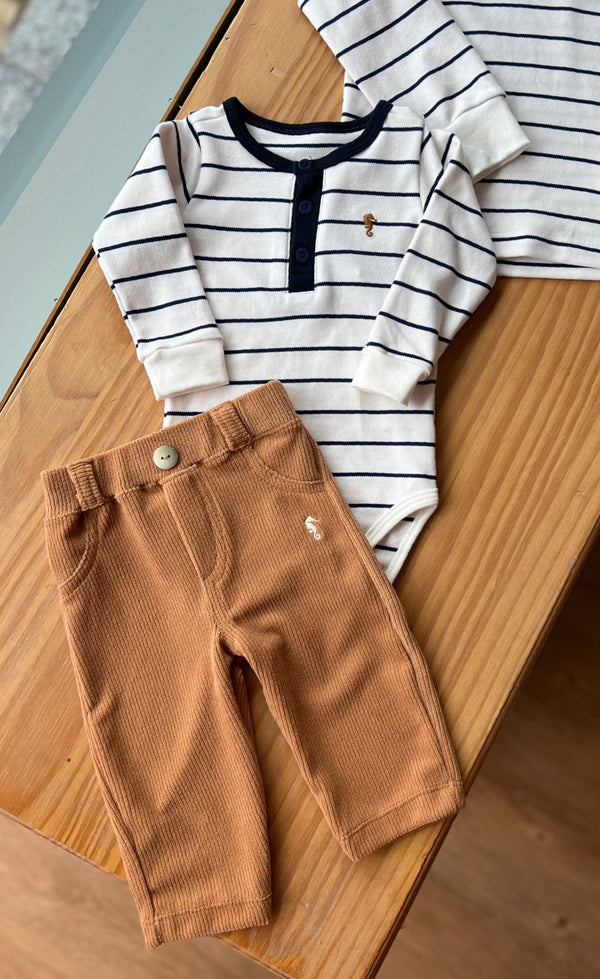 CONJUNTO BODY BATA MANGA LONGA EM SUEDINE LISTRADO E CALÇA CANELADA MENINO ONDA MARINHA