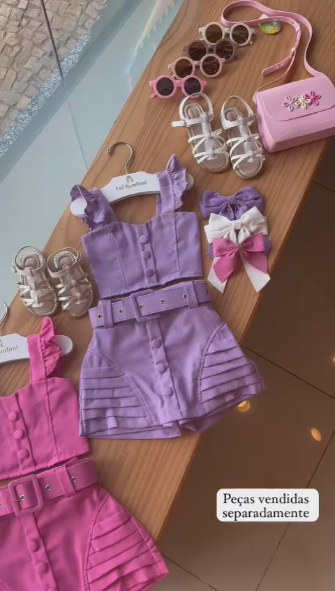 CONJUNTO BLUSA ALÇA BABADOS E SHORT SAIA PLISSADO CINTO EM LINHO MENINA LUI BAMBINI