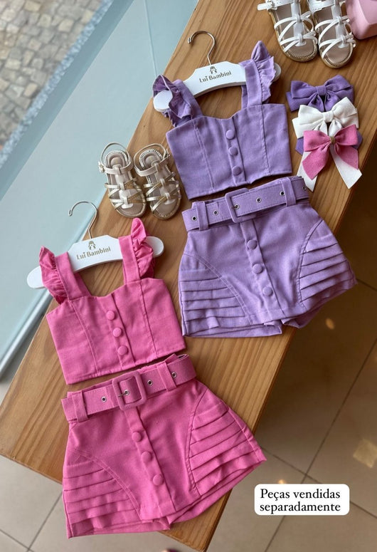 CONJUNTO BLUSA ALÇA BABADOS E SHORT SAIA PLISSADO CINTO EM LINHO MENINA LUI BAMBINI - CONJUNTO INFANTIL FEMININO - CONJUNTO MENINA - MENINA