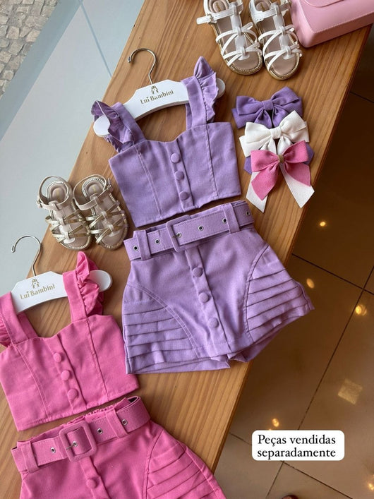 CONJUNTO BLUSA ALÇA BABADOS E SHORT SAIA PLISSADO CINTO EM LINHO MENINA LUI BAMBINI - CONJUNTO INFANTIL FEMININO - CONJUNTO MENINA - MENINA