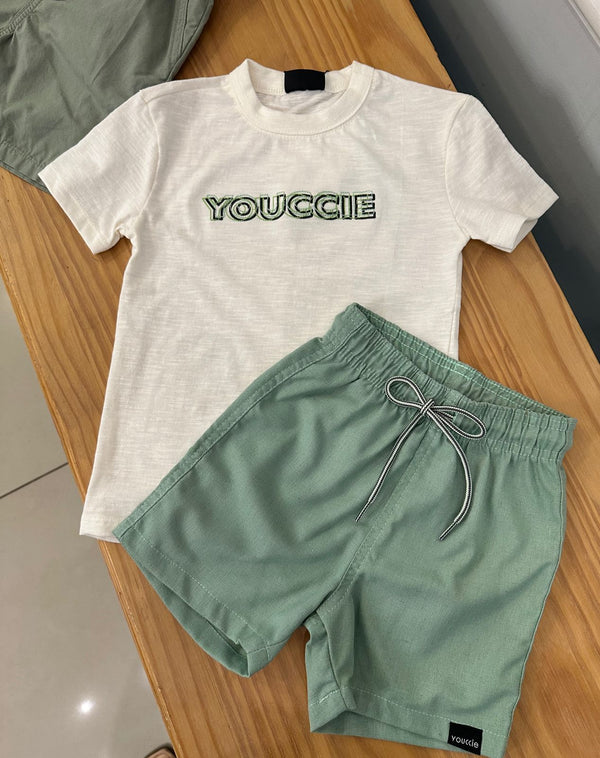 CONJUNTO CAMISETA MANGA CURTA COM ESCRITA BORDADA E BERMUDA LINHO MENINO YOUCCIE