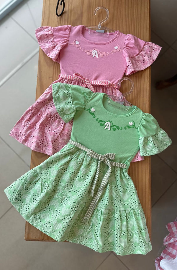 VESTIDO MANGA CURTA EM LAISE CORAÇÕES COM CINTO TRANÇADO MENINA ANGERÔ