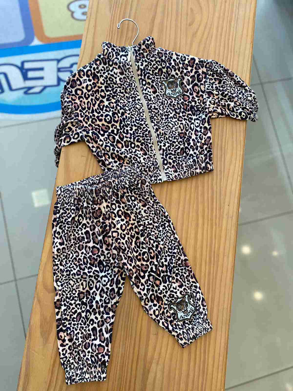 CONJUNTO CASACO MANGA LONGA ZÍPER E GOLA ALTA COM CALÇA ANIMAL PRINT MENINA ANIMÊ