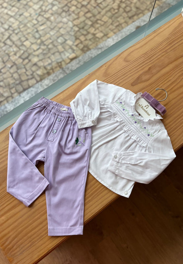 CONJUNTO BLUSA MANGA LONGA GOLA ALTA BABADOS COM CALÇA FLORES BORDADAS MENINA 1+1