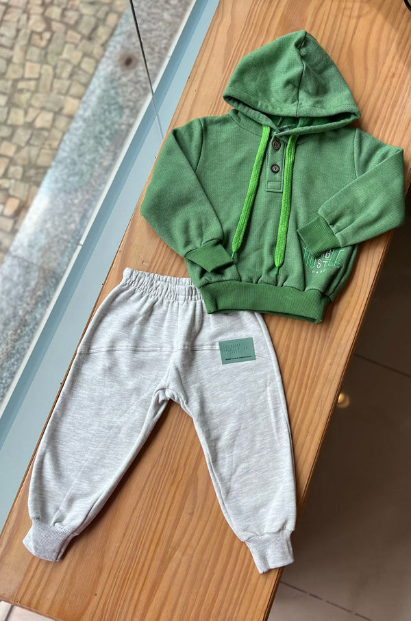 CONJUNTO MOLETOM MANGA LONGA COM CAPUZ BOTÃO E CALÇA BORDADO HUMBLE MENINO ANGERÔ