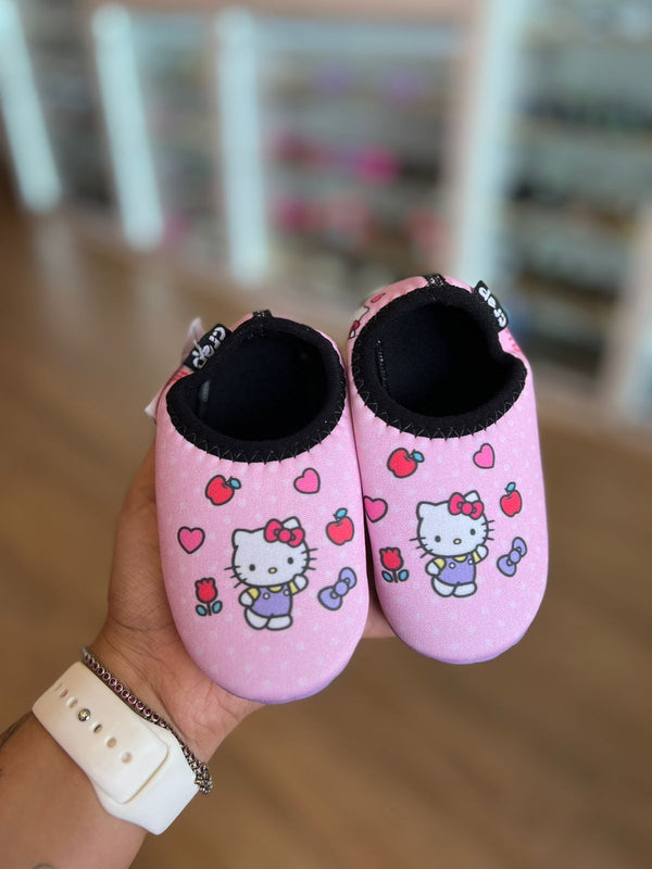 SAPATILHA NEOPRENE ANTIDERRAPANTE HELLO KITTY CORAÇÃO E FLOR MENINA CREP