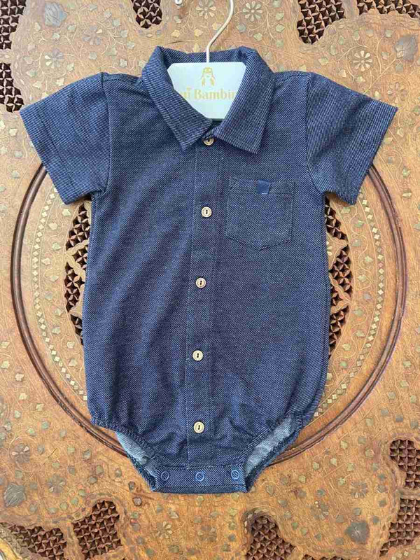 BODY CAMISA MANGA CURTA MALHA JEANS COM BOLSO MENINO ANJOS BABY