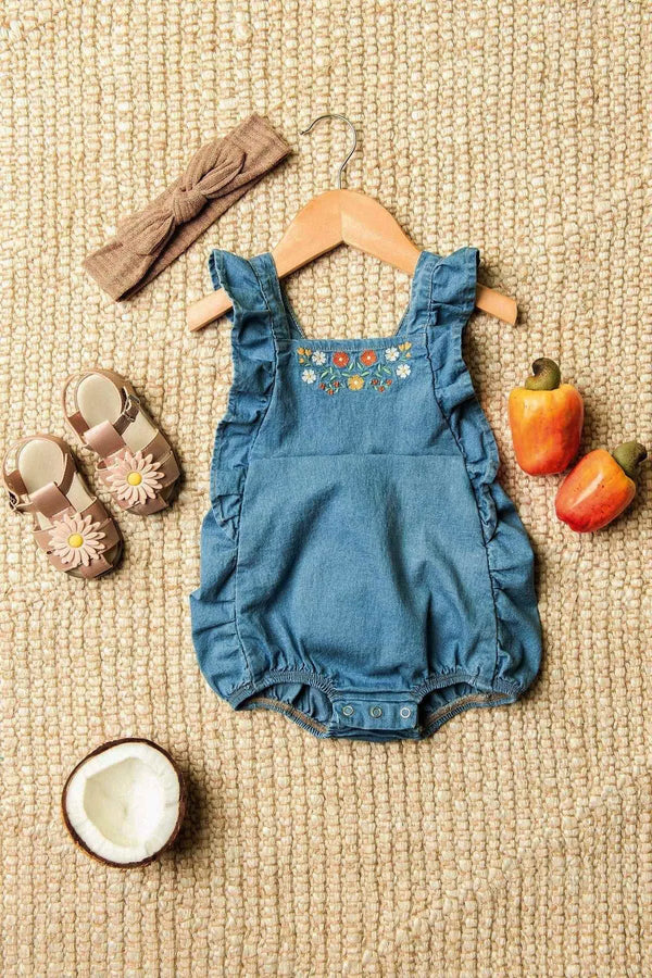 ROMPER MANGA CURTA JEANS COM BABADO E BORDADO FLORAL MENINA INFANTI